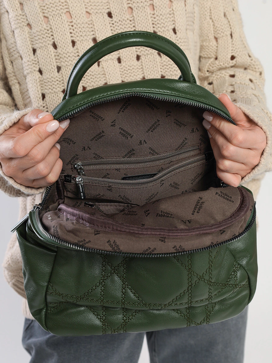 Рюкзак зеленого цвета с декоративной строчкой